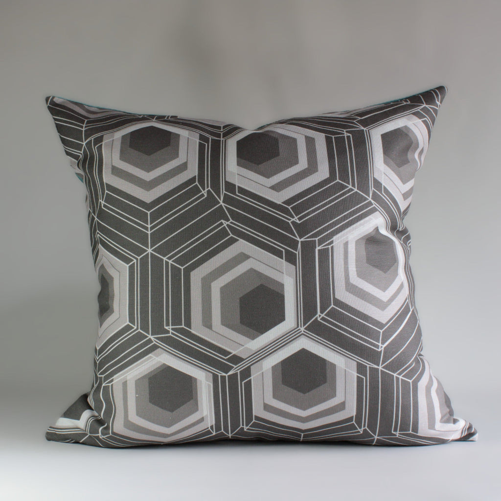 FUNDA COJIN GRIS HEXAGONOS G 50x50 FRONTAL